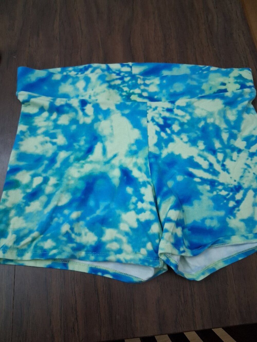 Torrid size 2 blue and green neon tie dye bike shorts euc.